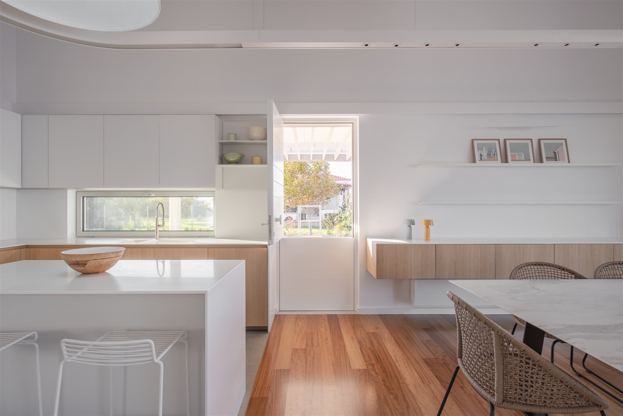 Cocina con muebles de madera y de color blanco en isla