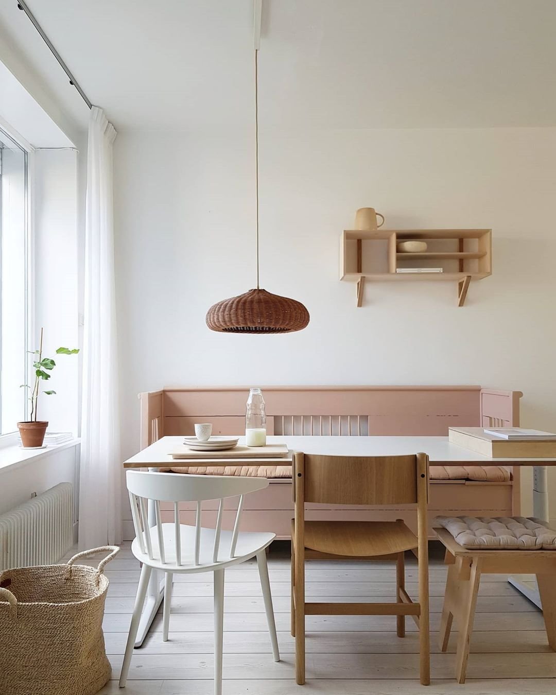 Comedor con cesta de mimbre sillas y mesa de madera