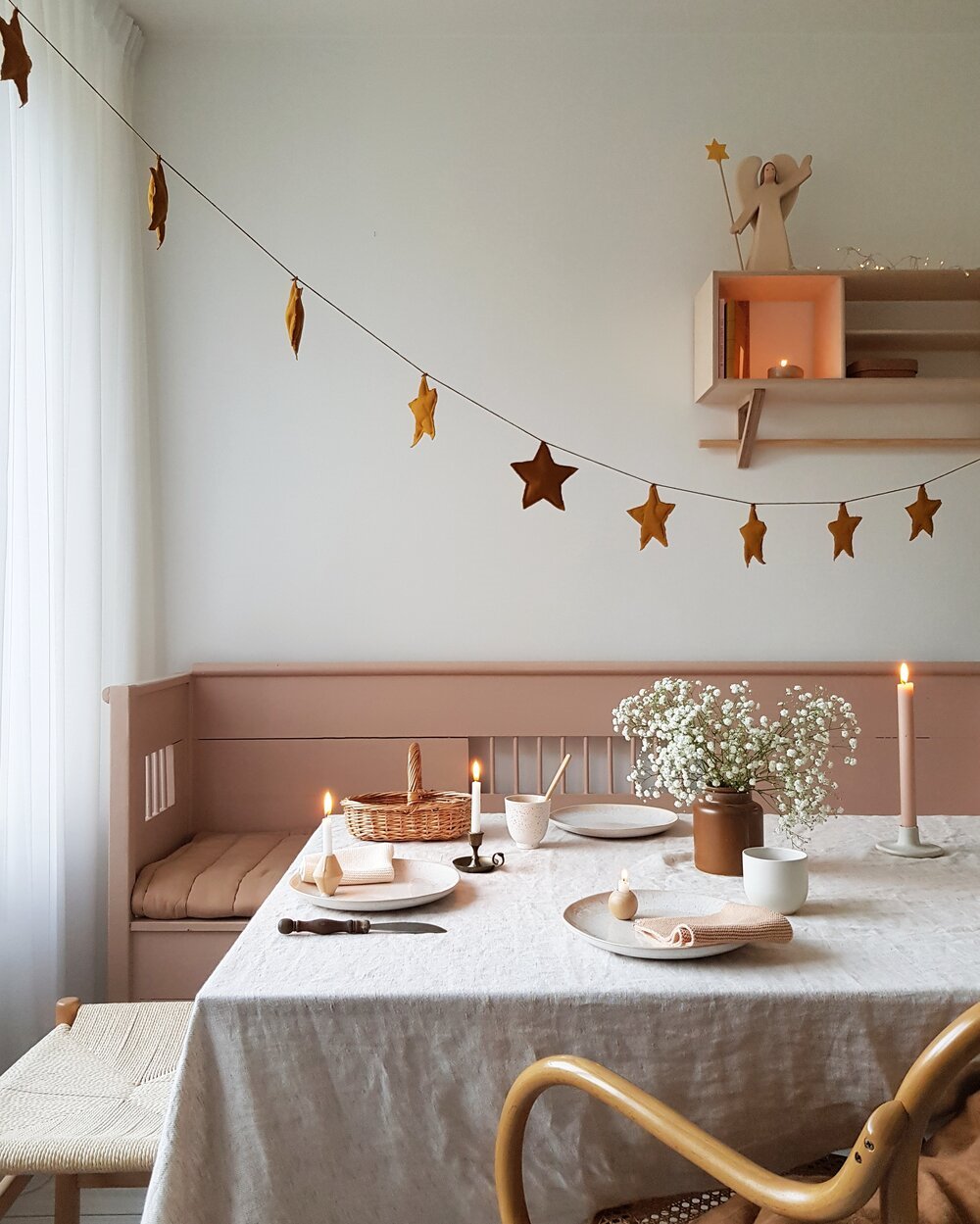 Comedor con mantel de lino de color gris