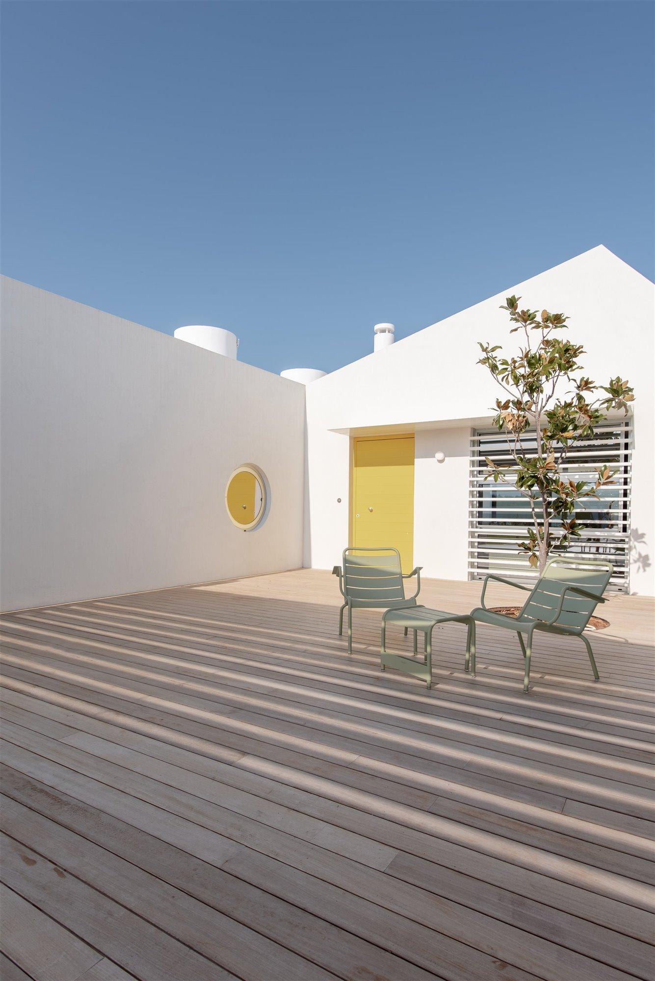 Comedor exterior con suelo de lamas de madera