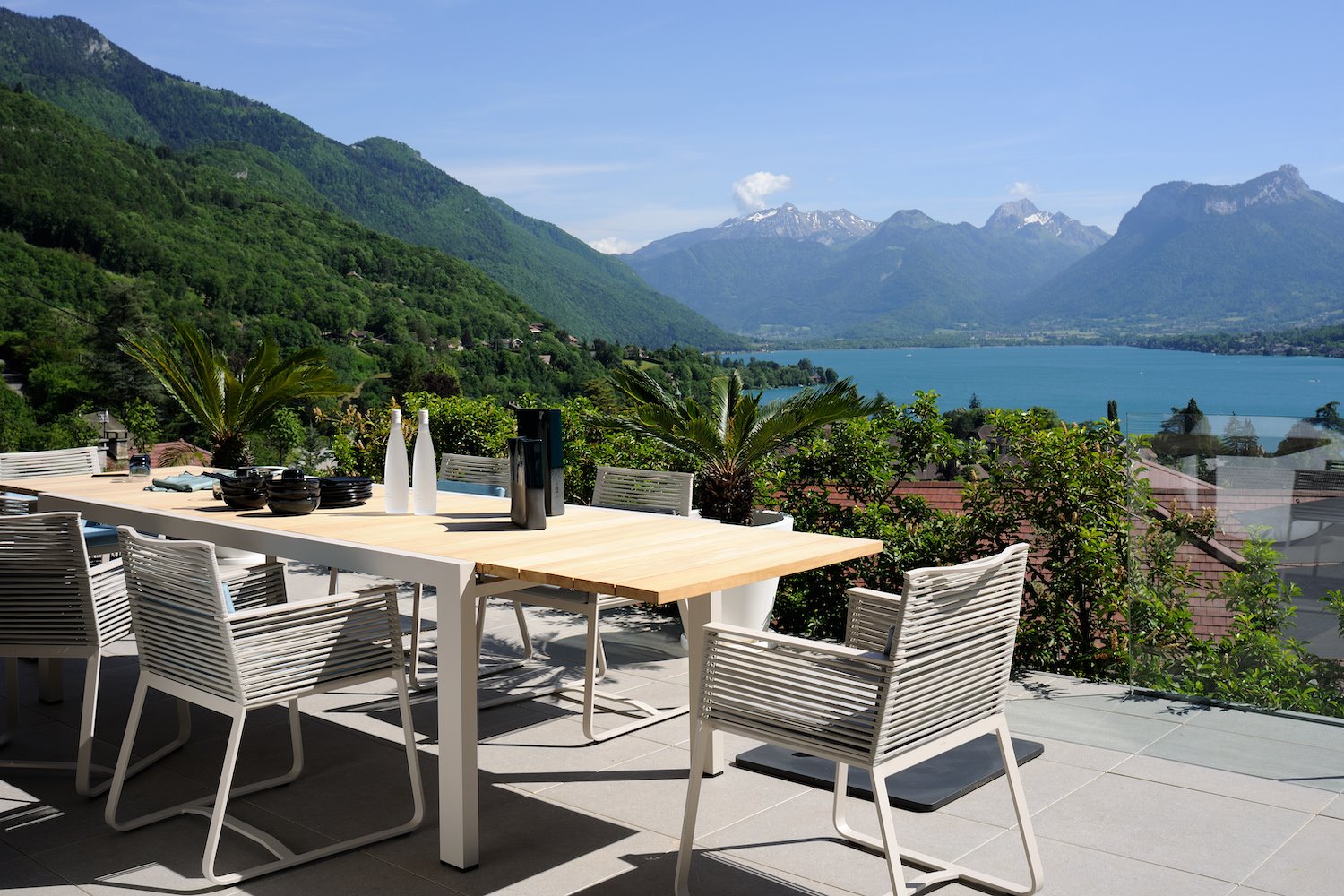 Comedor exterior con vistas a la montaña y piscina