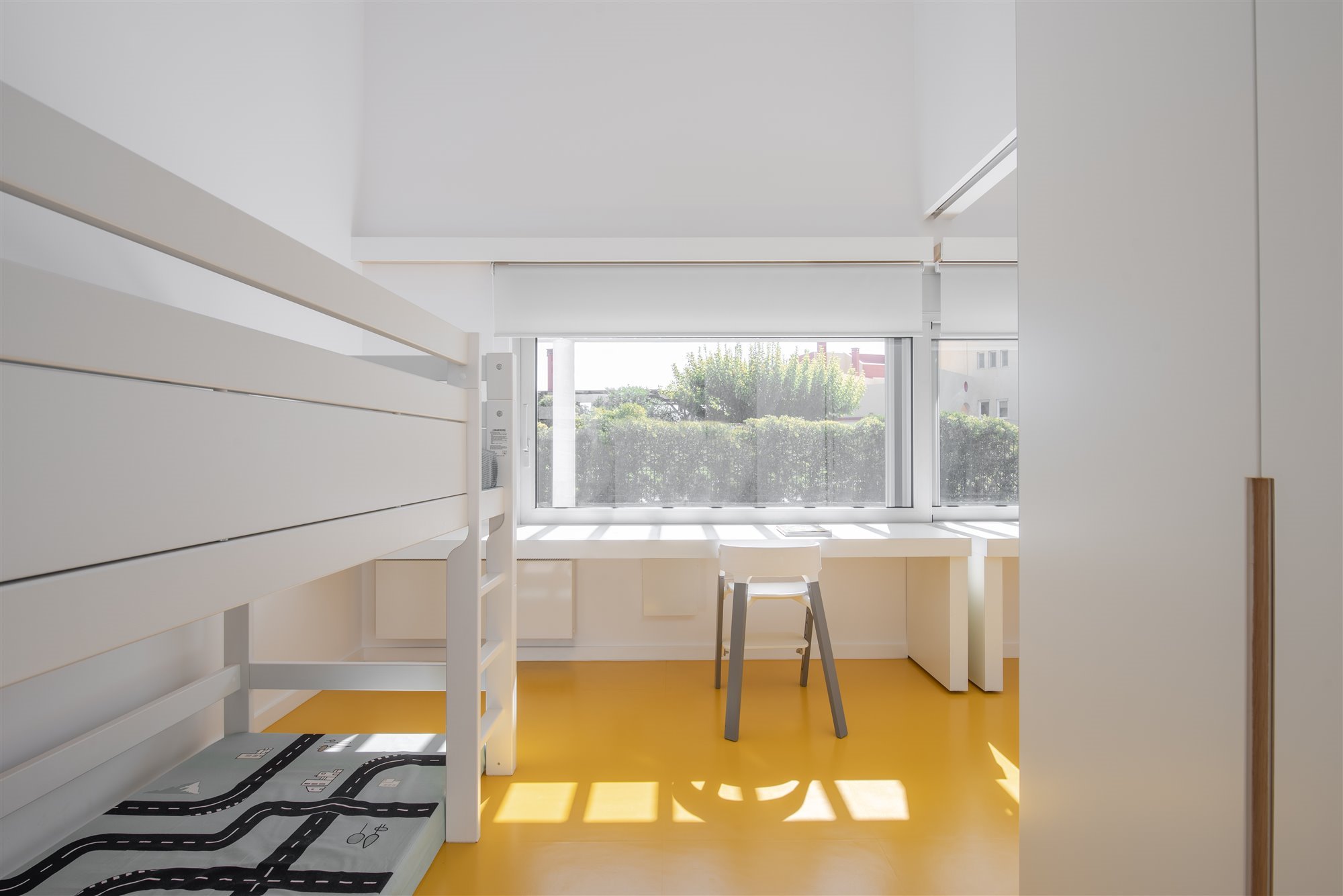 Dormitorio con suelos de color amarillo de una casa moderna