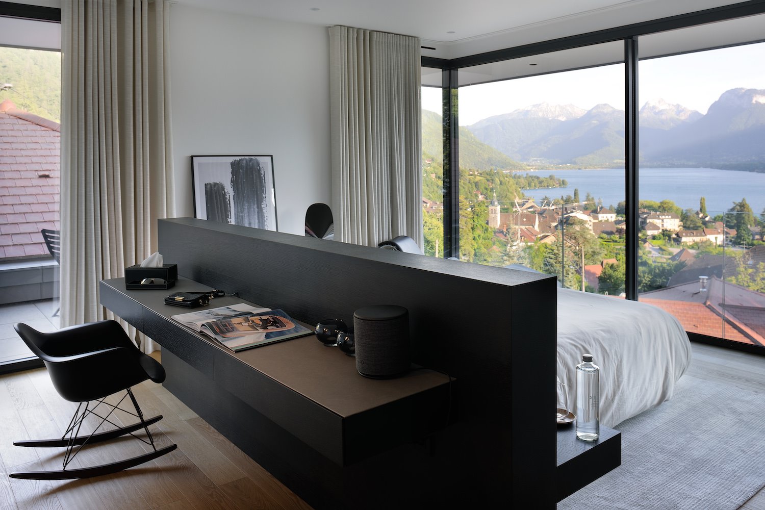 Dormitorio con zona de trabajo con vistas a la montaña