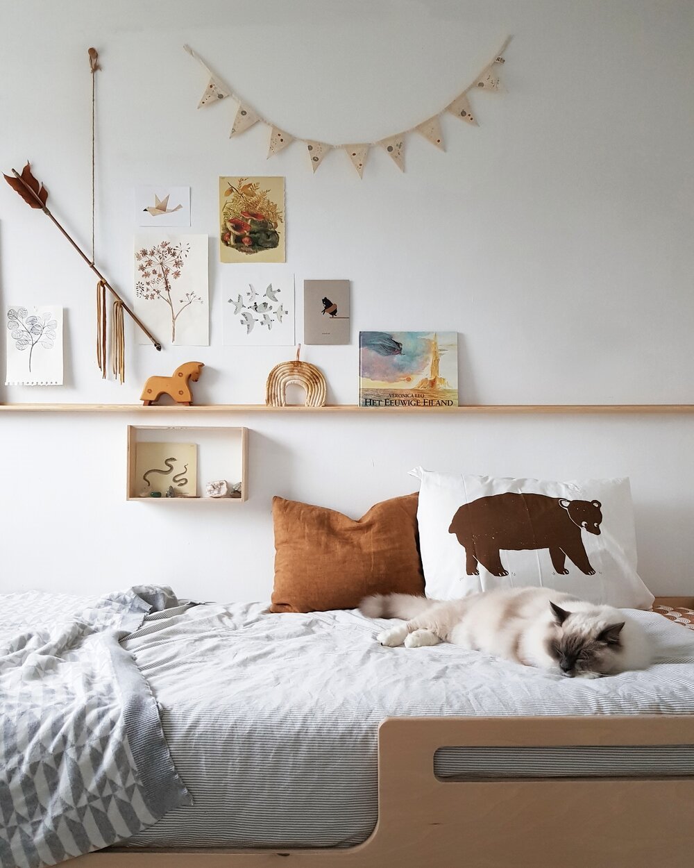 Dormitorio infantil con repisa con cuadros y laminas