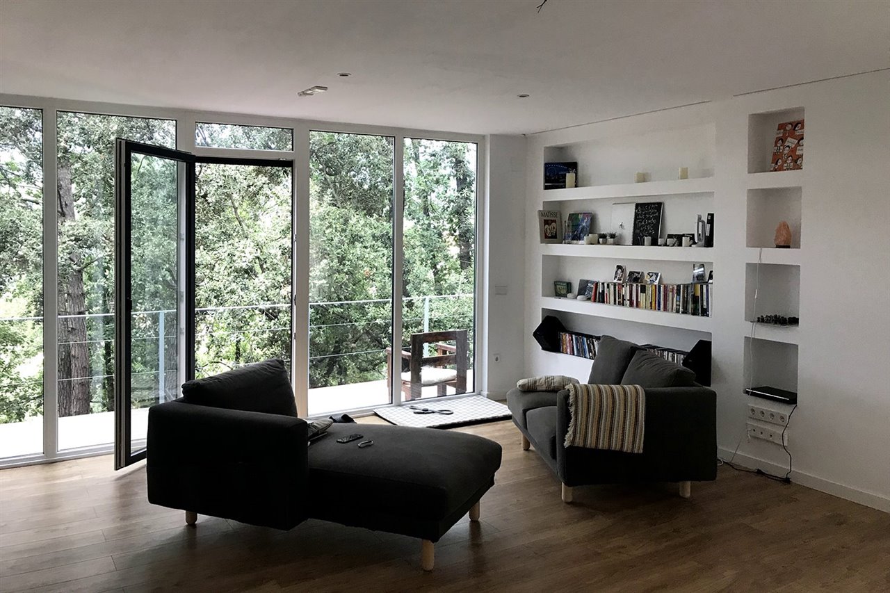 Interior de una casa prefabricada con contenedores en el Montseny (Barcelona), de la firma Mojuru.