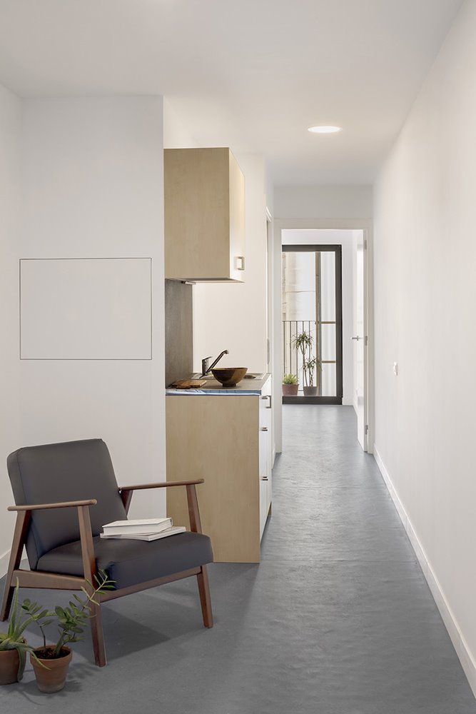 Interior de una vivienda del edificio APROP en Barcelona. Foto: Adrià Goula.