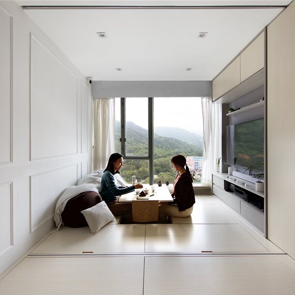 Piso en hong kong con mesa plegable en el suelo
