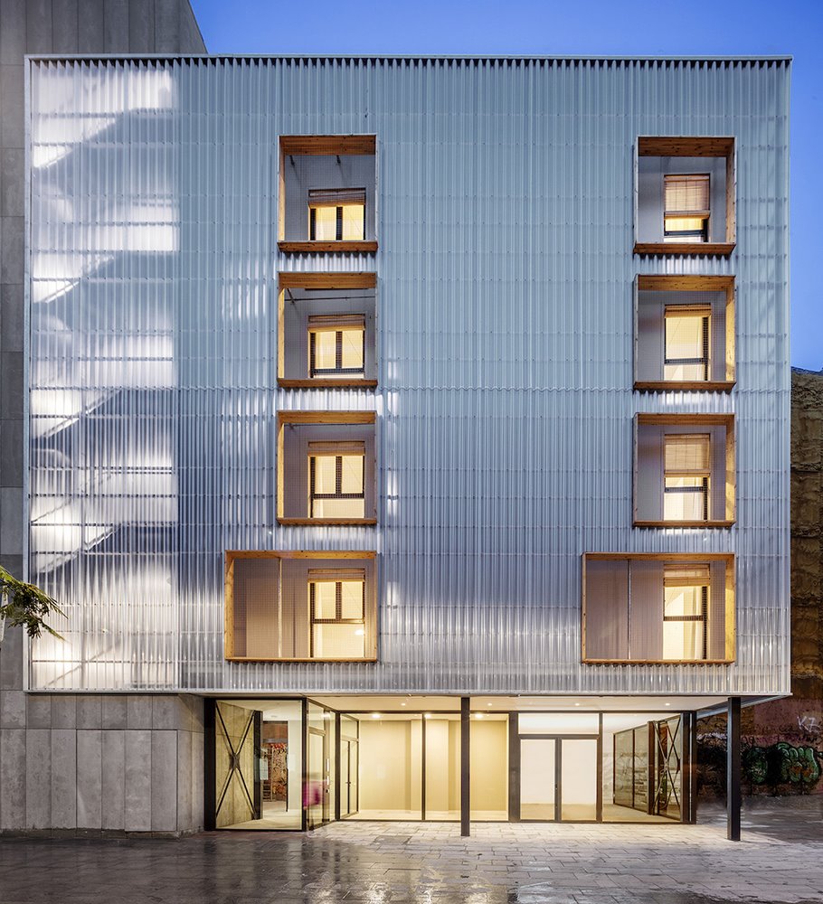 Proyecto APROP, edificio de viviendas sociales en Barcelona realizado con contenedores, de Straddle3, Eulia Arkitektura y Yaiza Terré. Foto: Adrià Goula