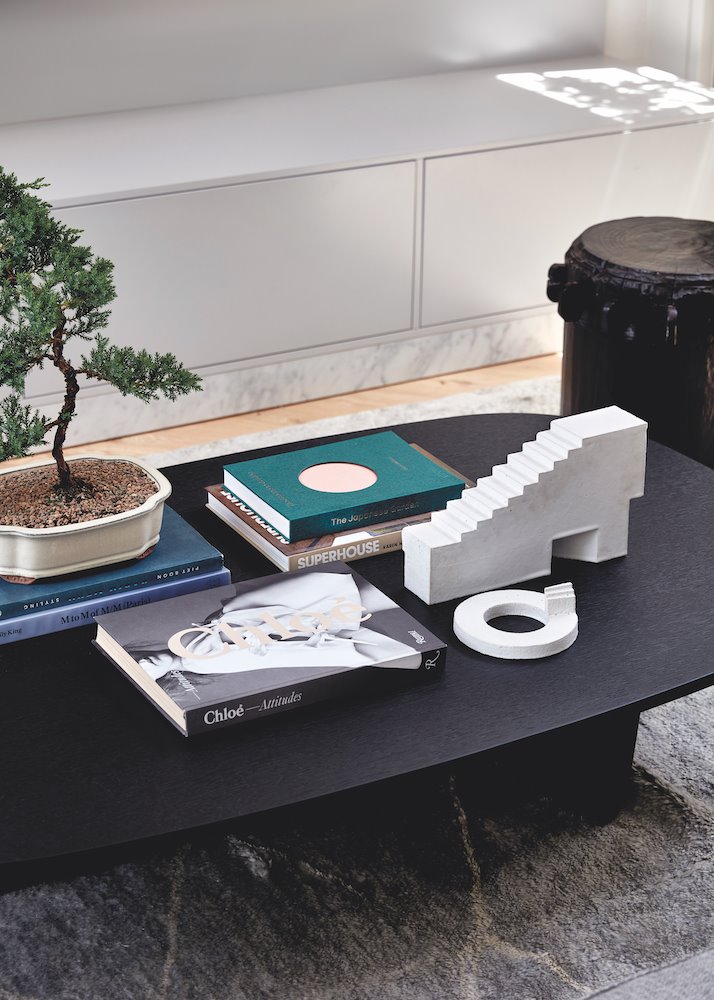 Mesa de centro con detalles decorativos