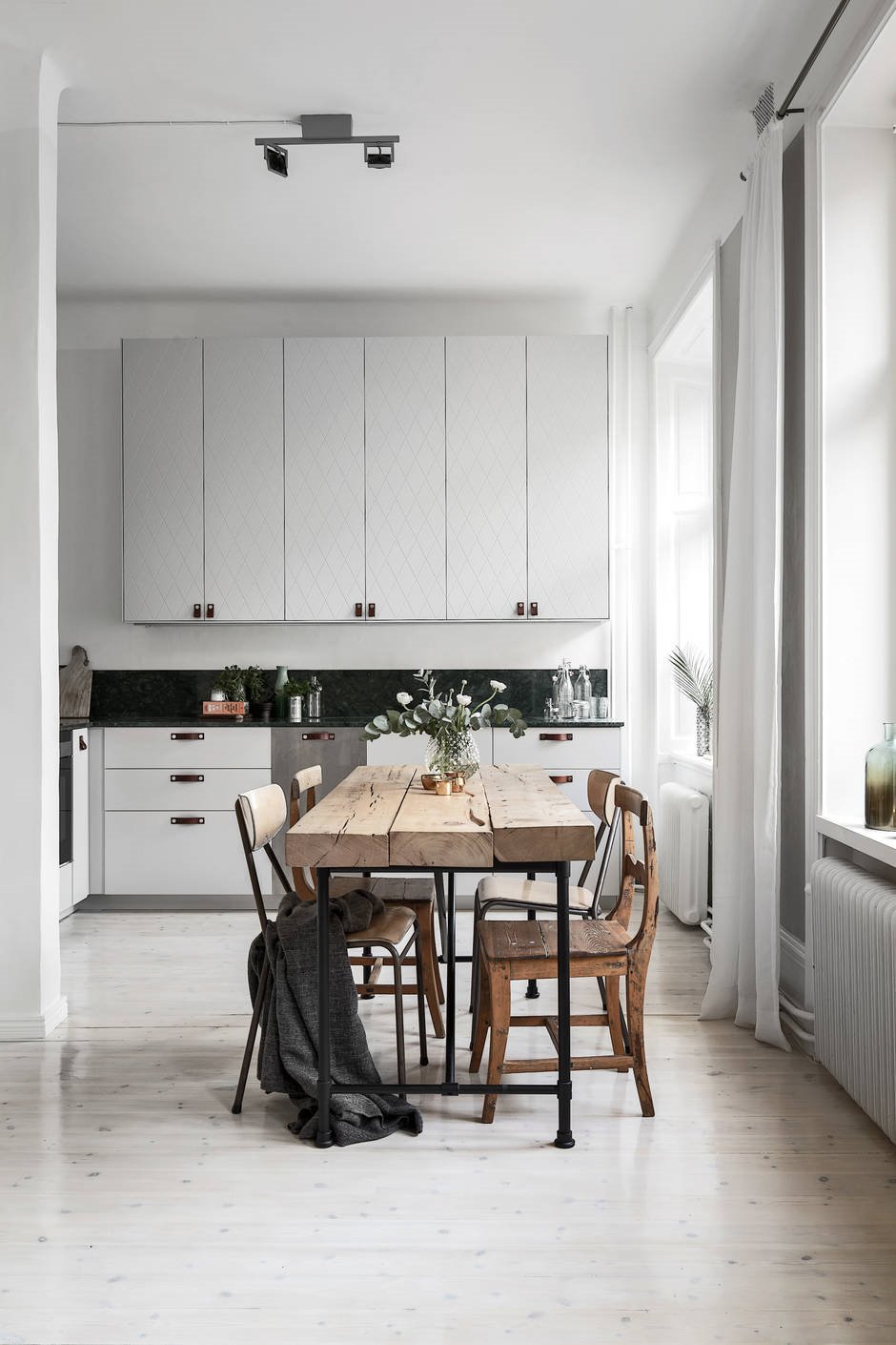 Cocina comedor con muebles de color beige