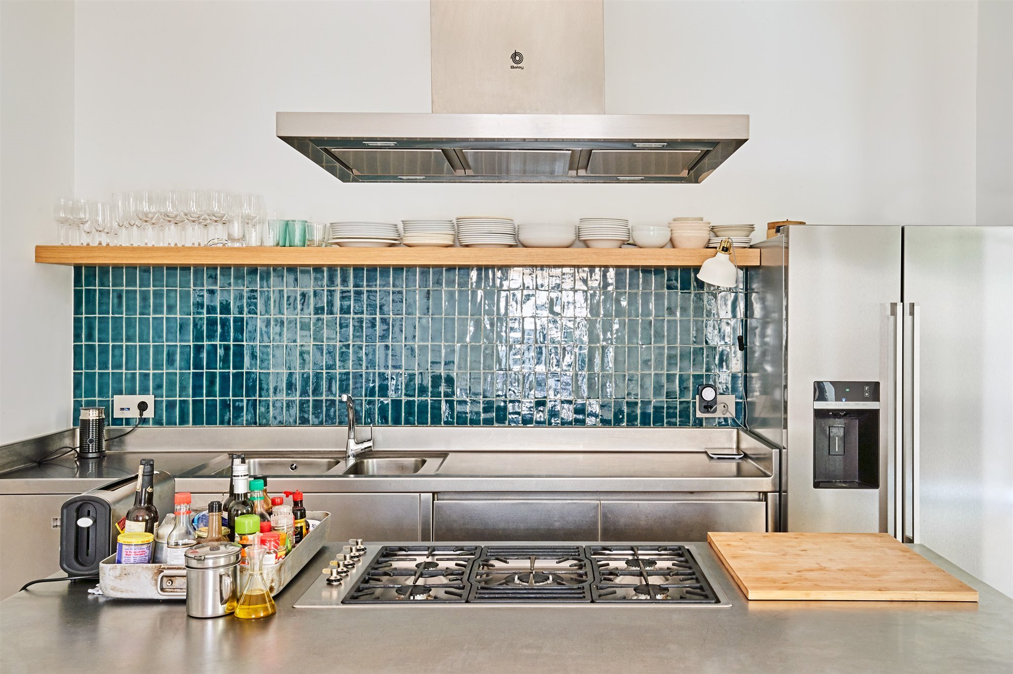cocina con frontal de baldosas de color azul