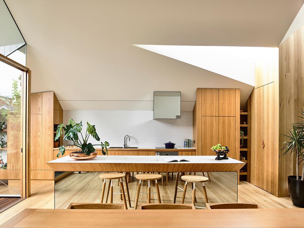 Cocina con muebles de madera y lucernario con luz natural en el techo