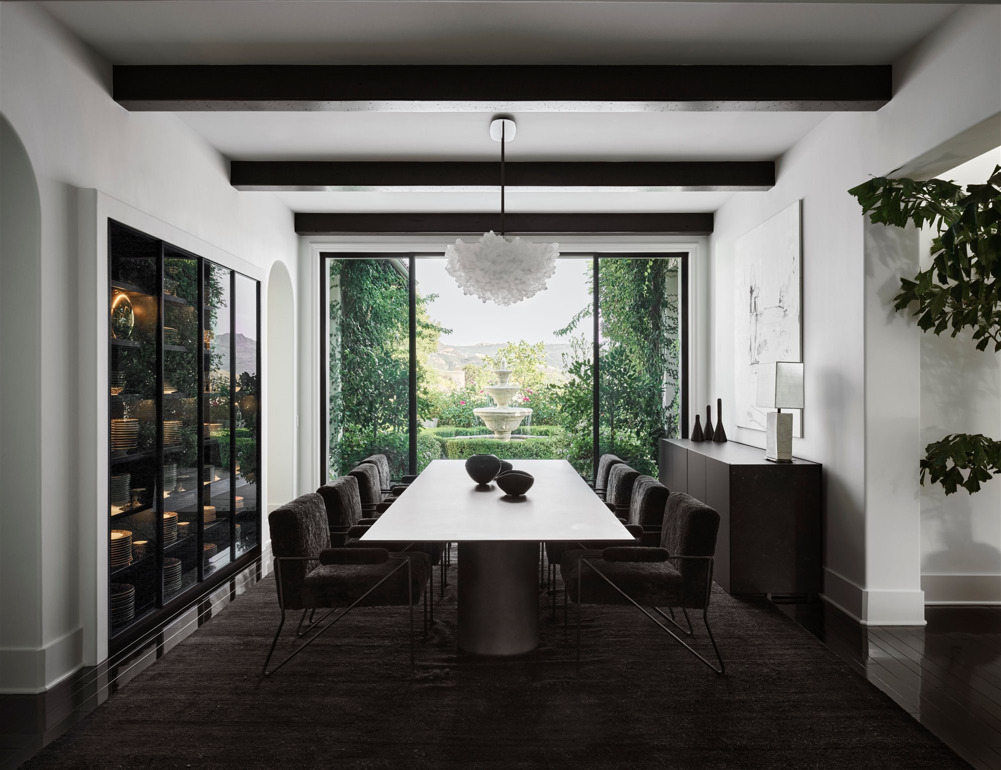 Comedor con mesa de color blanco y sillas negras de la casa Kourtney Kardashian en Calabasas