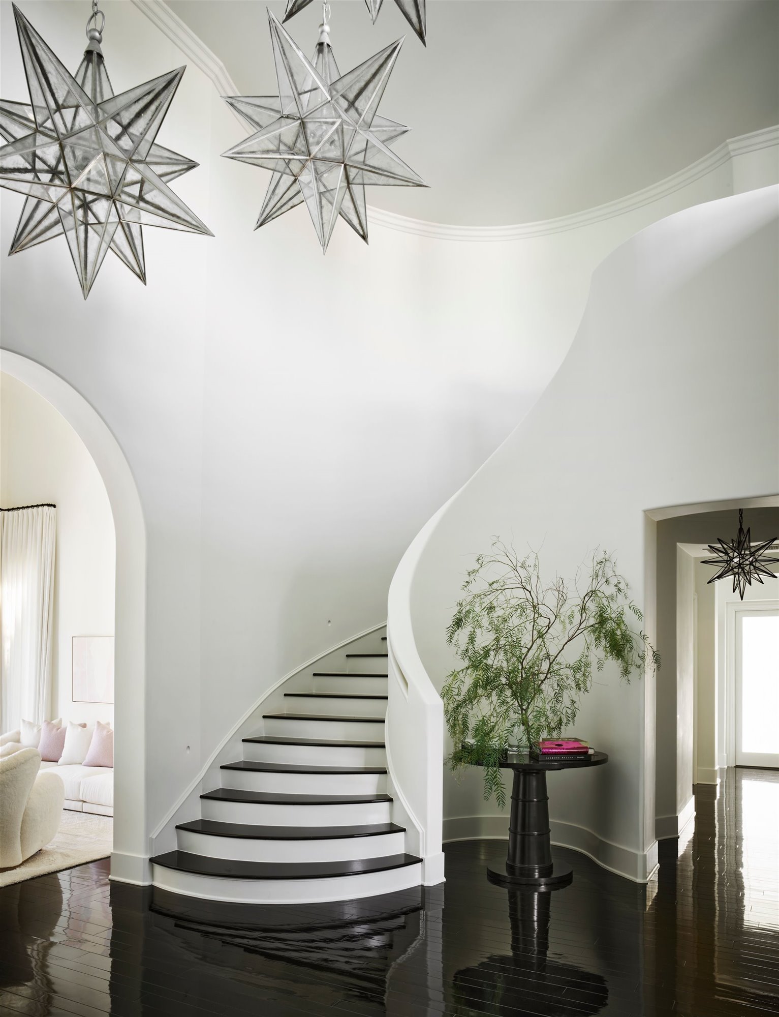 Escalera con estrellas en el techo como lamparas casa Kourtney Kardashian en Calabasas