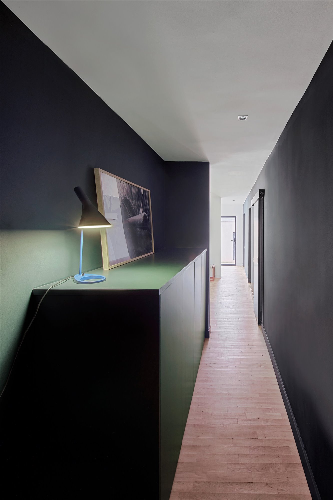 Pasillo con muebles hechos a medida en color gris oscuro
