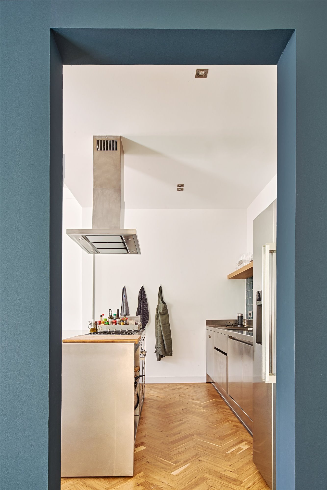 Piso en barcelona cocina con suelo de madera de espiga y paredes de color gris oscuro