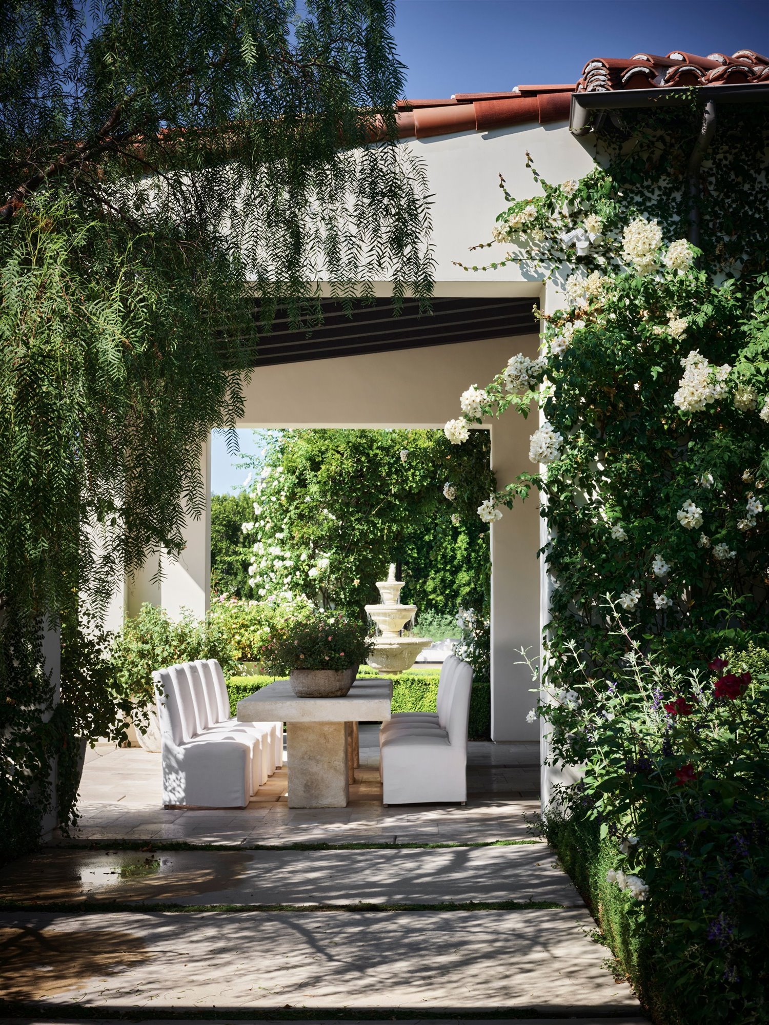 Porche con comedor exterior de la casa Kourtney Kardashian en Calabasas