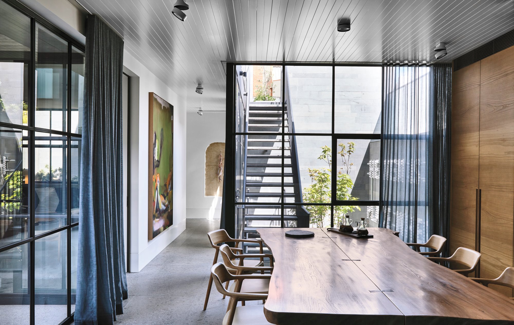 salon con paredes acristaladas y cortinas de terciopelo azul