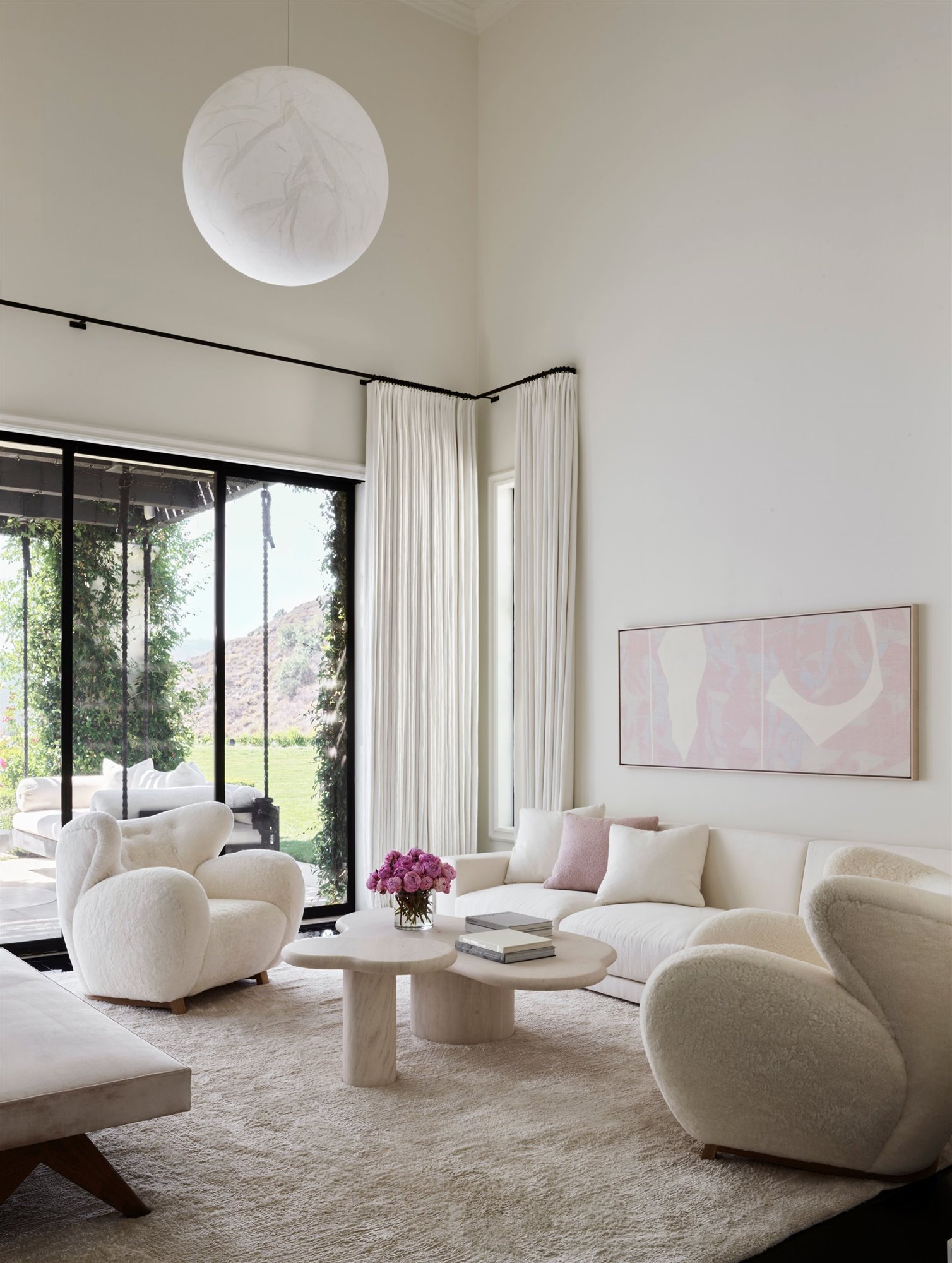 Salon con sillones de borreguito y alfombra de casa Kourtney Kardashian en Calabasas