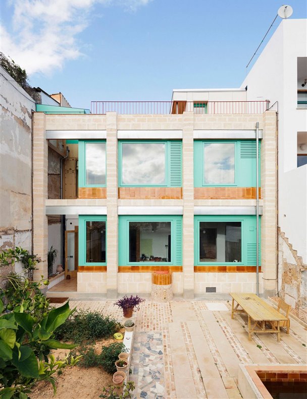Piedra, madera, artesanía y motivos arabescos se dan la mano en esta casa de campo de Palma de Mallorca: ¡es pura inspiración!