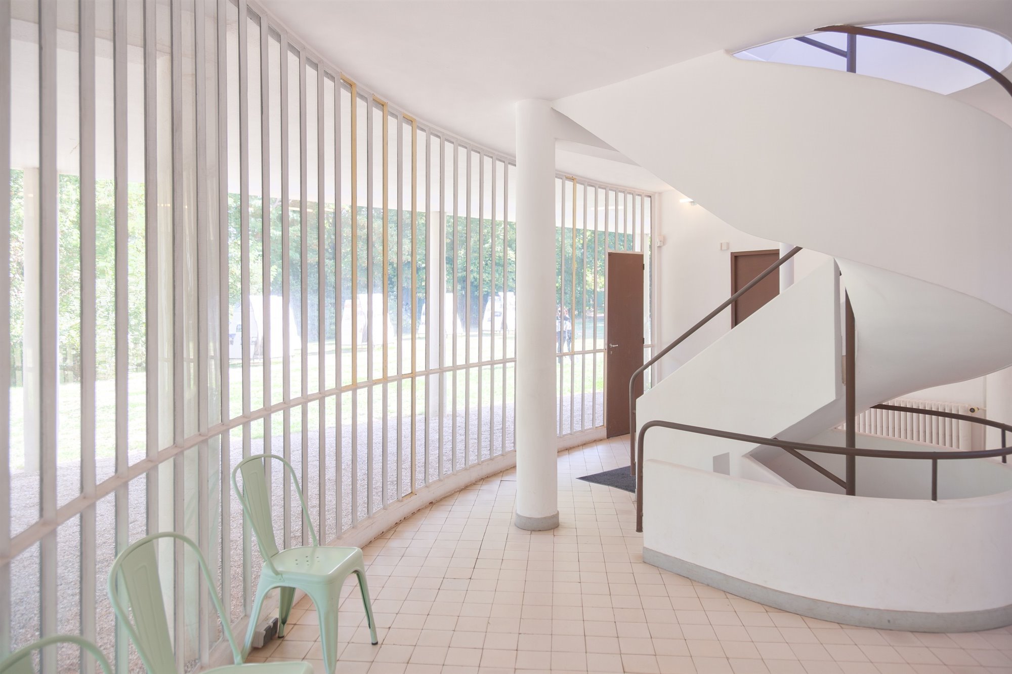 Escalera con sillas de color verde de la Ville Savoye de Le Corbusier en Poissy