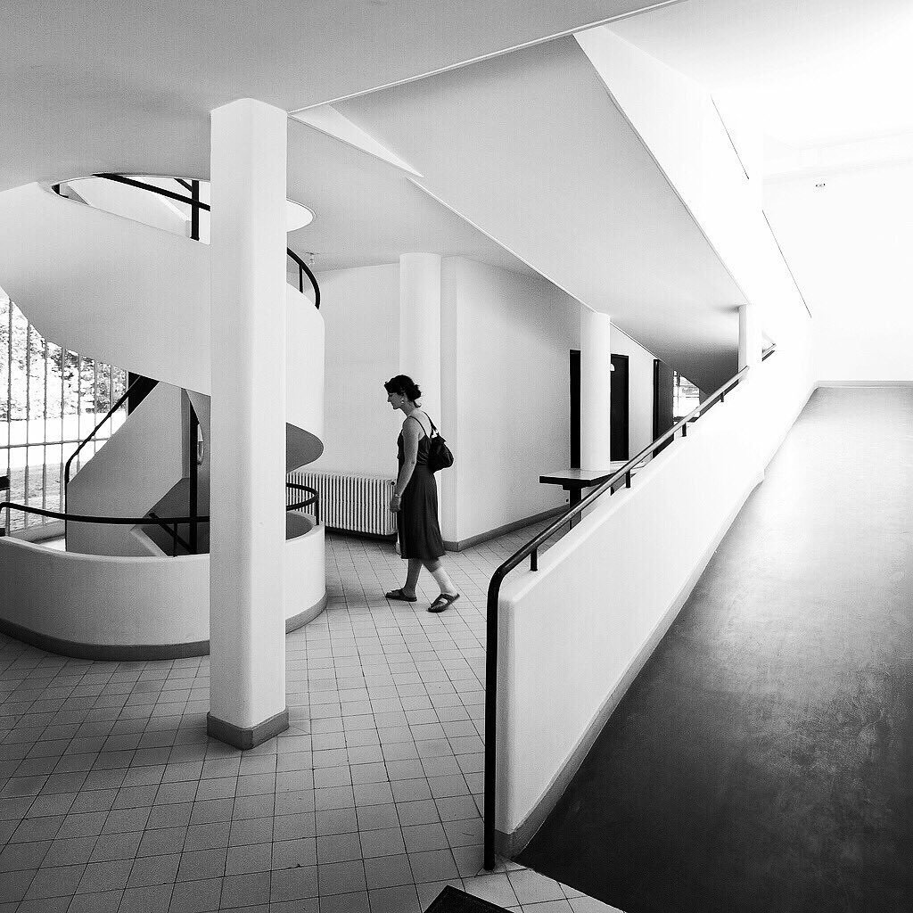 Foto en blanco y negro de la escalera y rampa de la Ville Savoye de Le Corbusier en Poissy