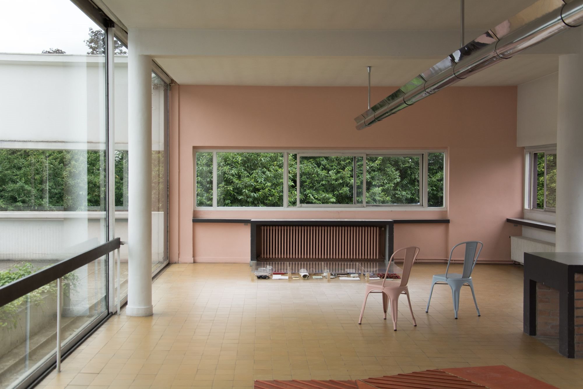 Interior con pared rosa de la Ville Savoye de Le Corbusier en Poissy