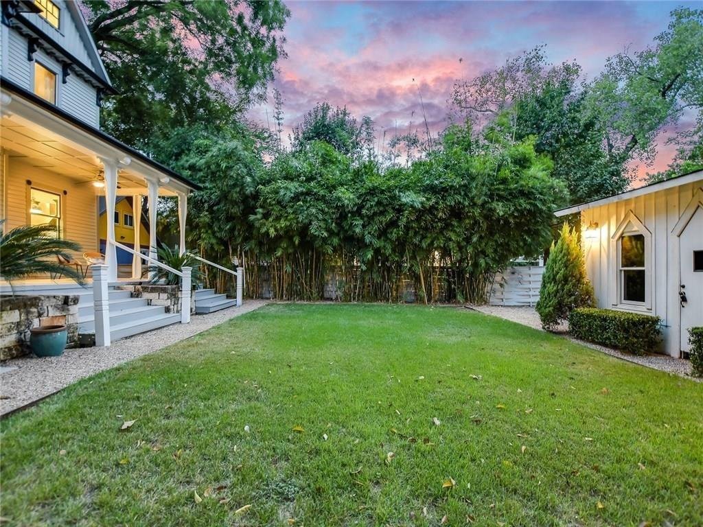 Jardin interior de la casa de Elijah Wood en Texas