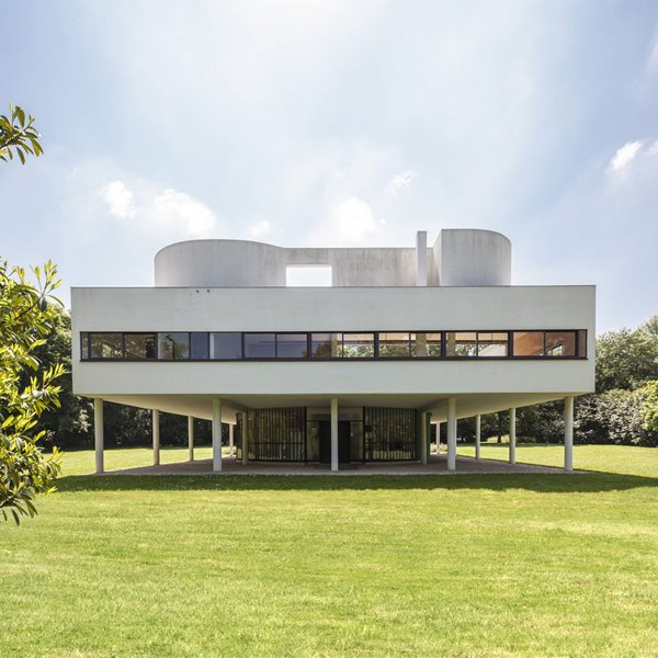 Edificios míticos a los que puedes viajar en coche: La Villa Savoye de Le Corbusier