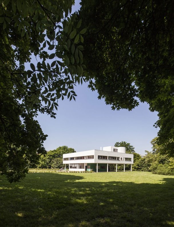 Edificios míticos a los que puedes viajar en coche: La Villa Savoye de Le Corbusier