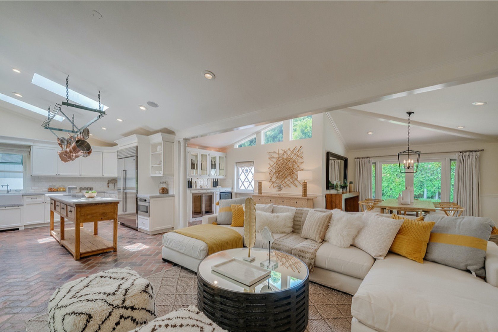 Salon y cocina abierta de la casa de Selena Gomez
