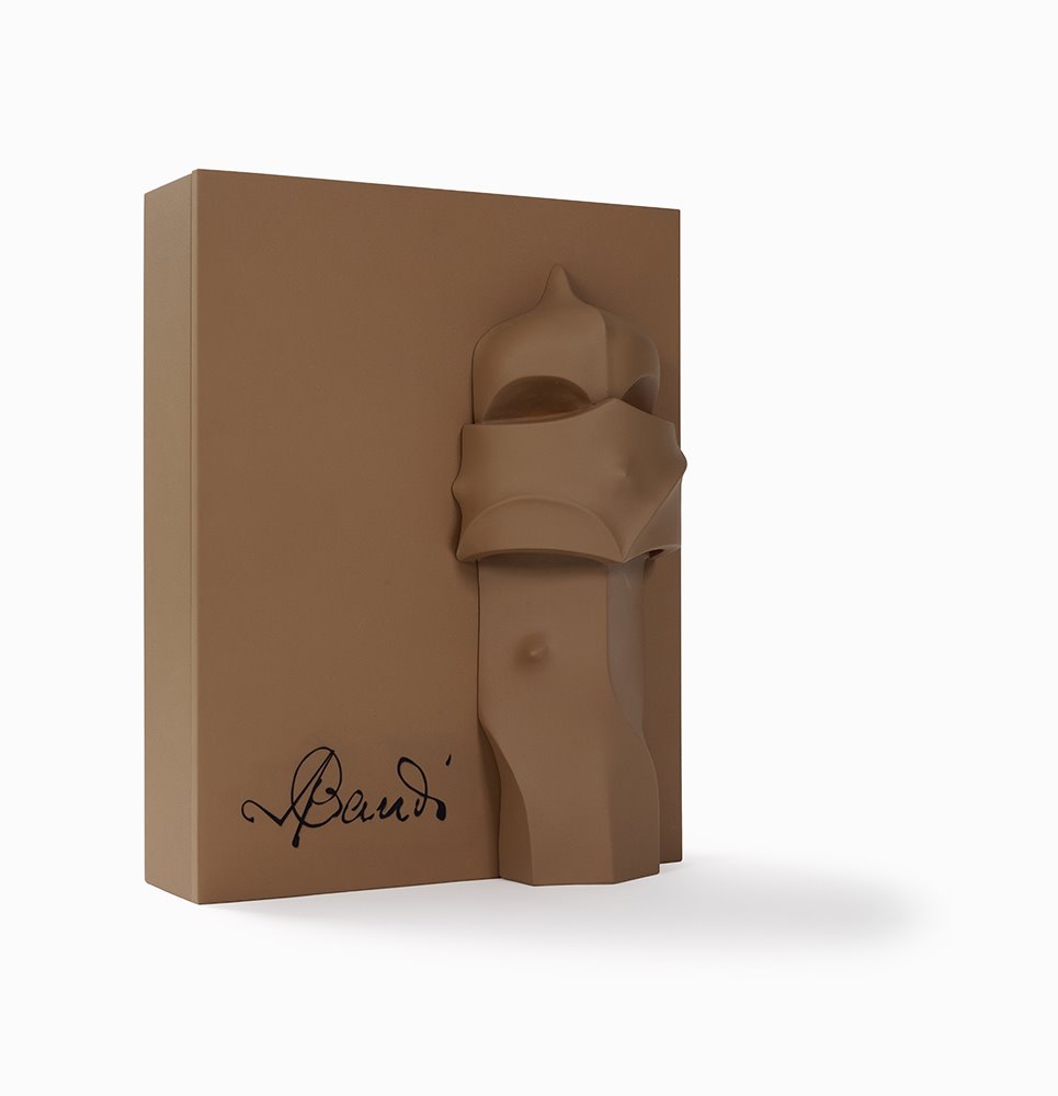 El libro de artista se presenta en un lujoso estuche-escultura que reproduce en relieve una de las características chimeneas del emblemático edificio barcelonés de La Pedrera.