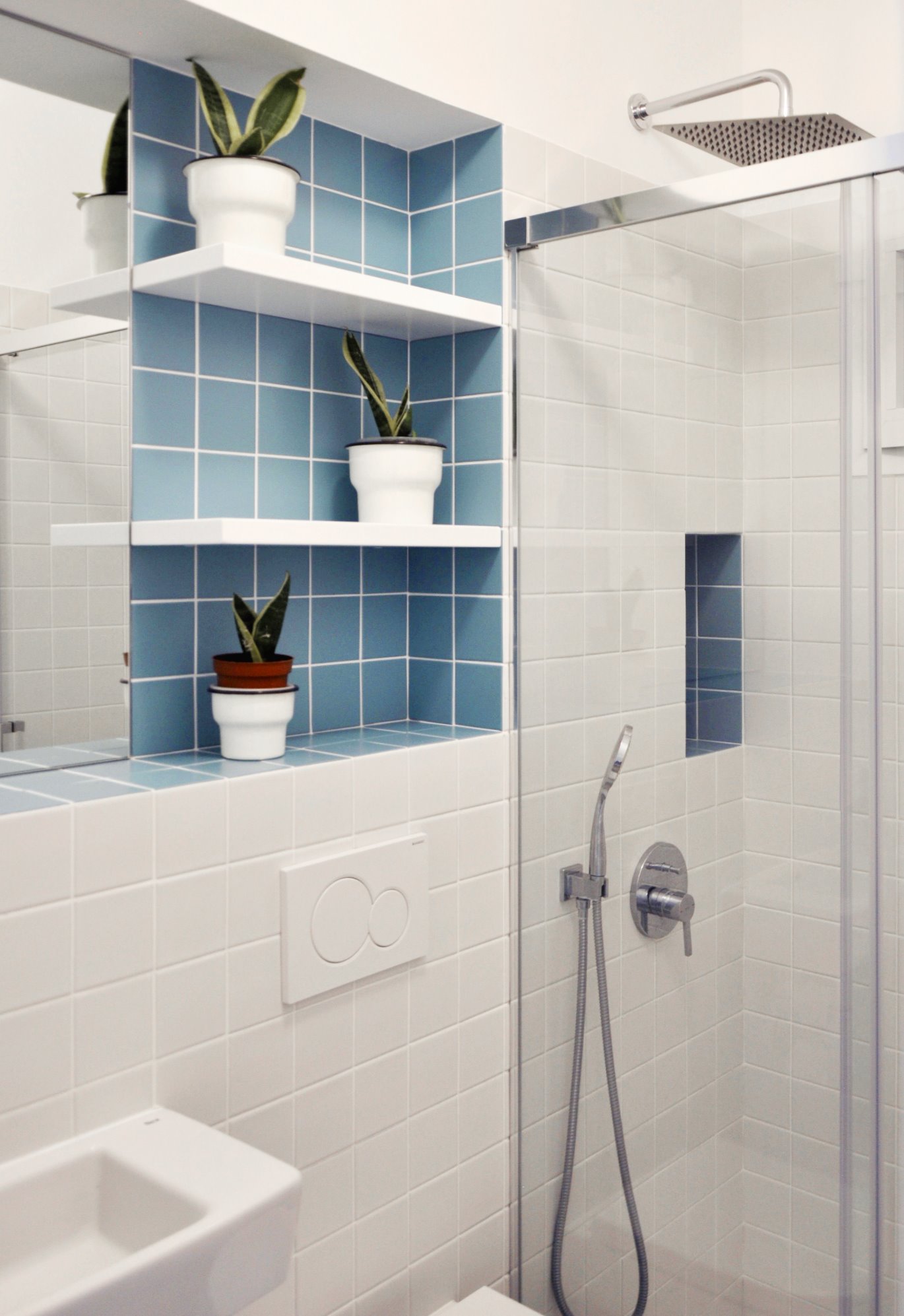 Baño con baldosas de color azul de un piso reformado en La Laguna