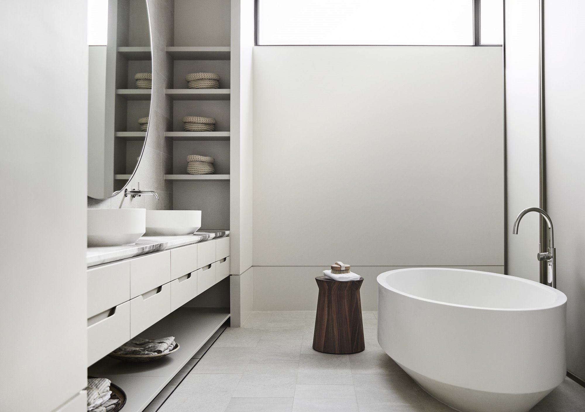 Baño con bañera y taburete de madera