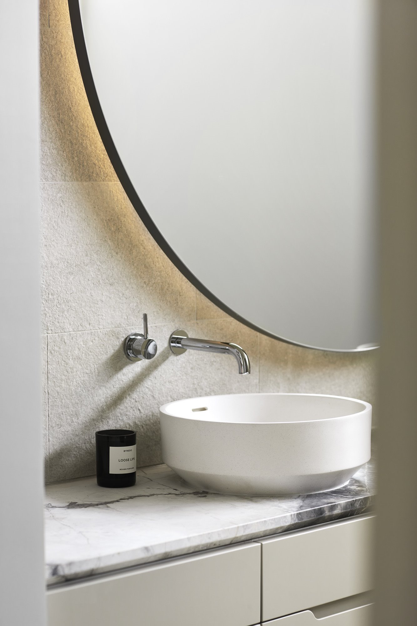 Baño con espejo redondo