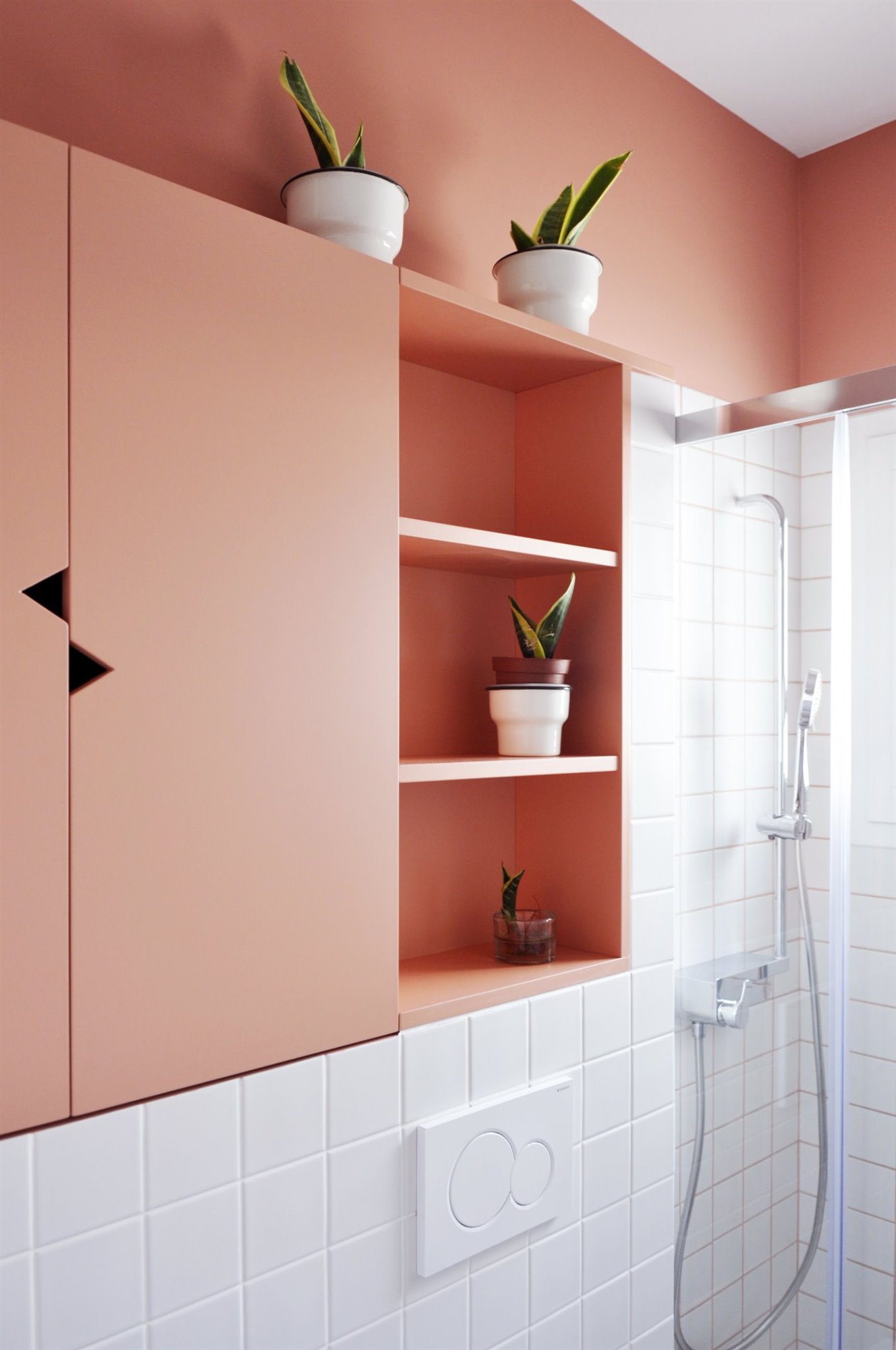 Baño con muebles de color rosa de un piso reformado en La laguna