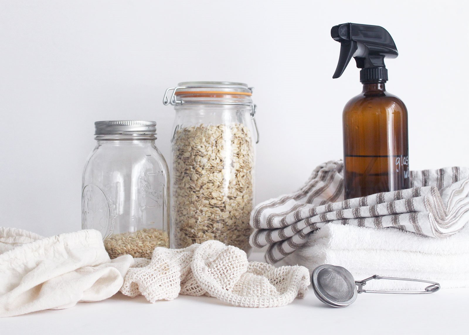 Botes de cristal y pulverizador para no generar residuos en la cocina