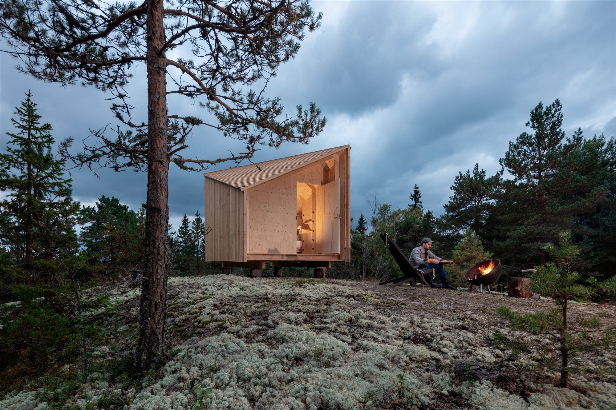 Cabaña en mitad del bosque con barbacoa exterior