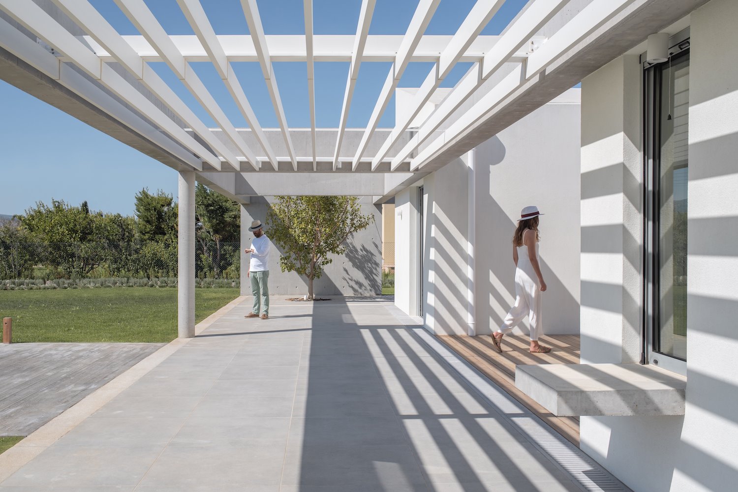 Casa blanca en mitad del campo con porche y lamas