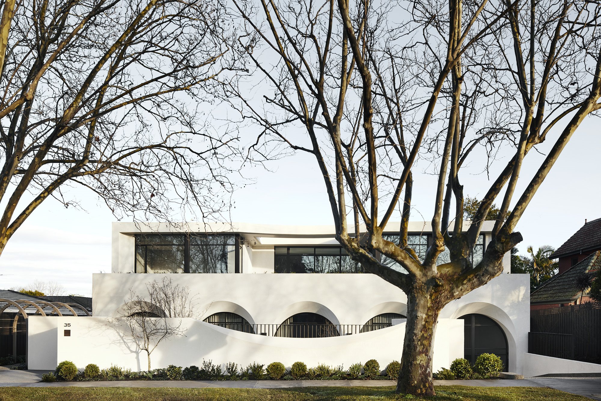 Casa con fachada blanca y arcos moderna