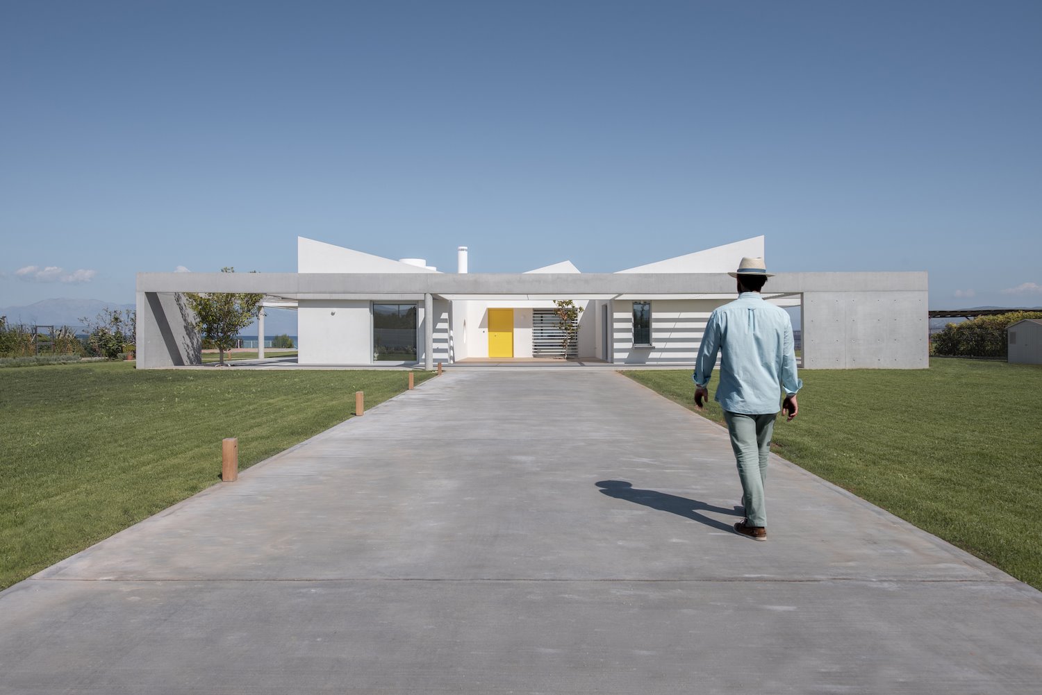 Casa con fachada de hormigon en mitad del campo