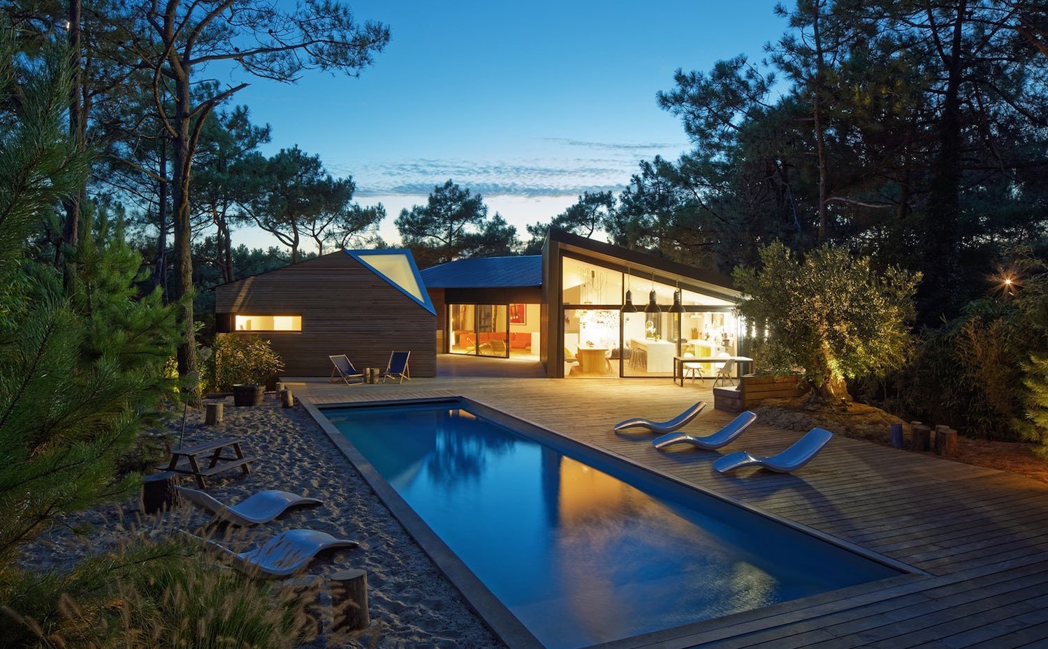 Casa de vacaciones con piscina foto iluminada de noche