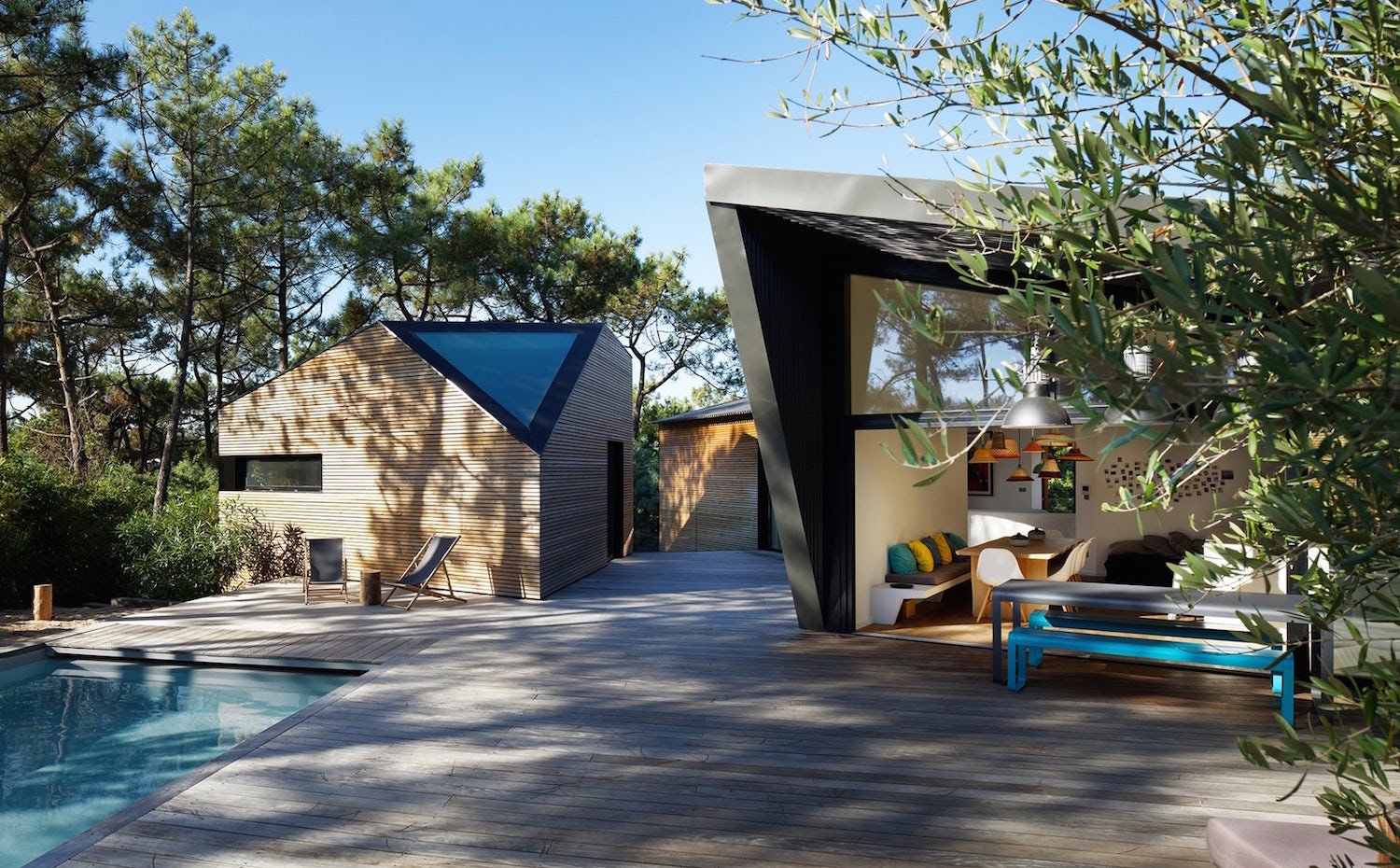 Casa de vacaciones en mitad del bosque abierta a un patio con piscina