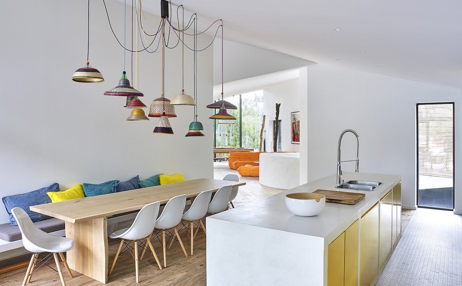 Casa de vacaciones en mitad del bosque cocina con lamparas de alvaro catalan de ocon y mesa de comedor alargada