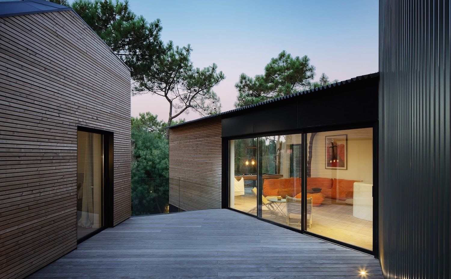 Casa de vacaciones en mitad del bosque con fachada de madera
