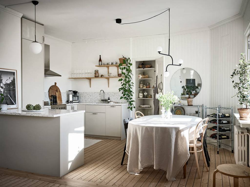 Cocina comedor con iluminacion natural y lampara de techo