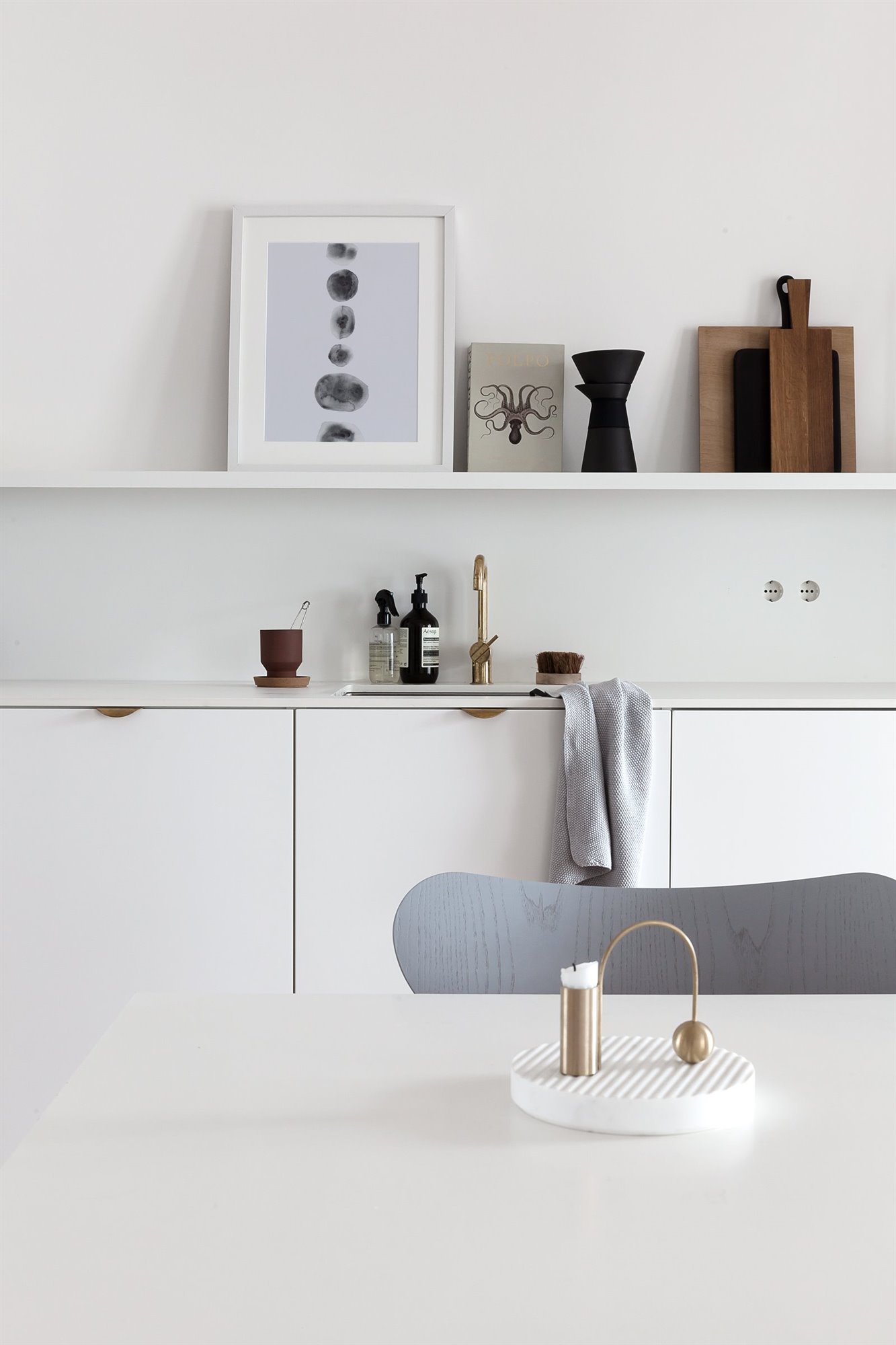 Cocina con muebles en color blanco