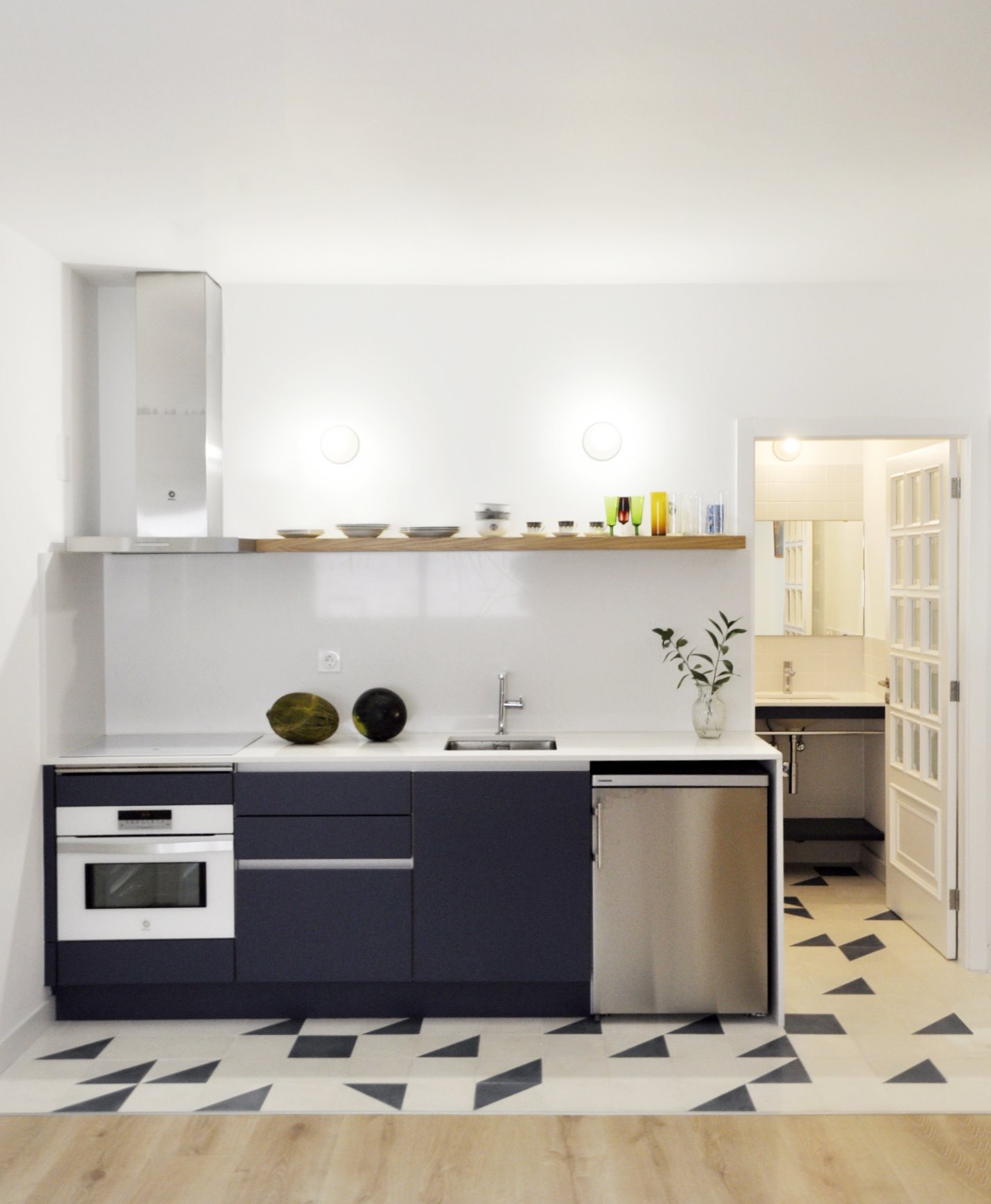 Cocina de un piso pequeño con suelo de baldosas geometricas y parquet