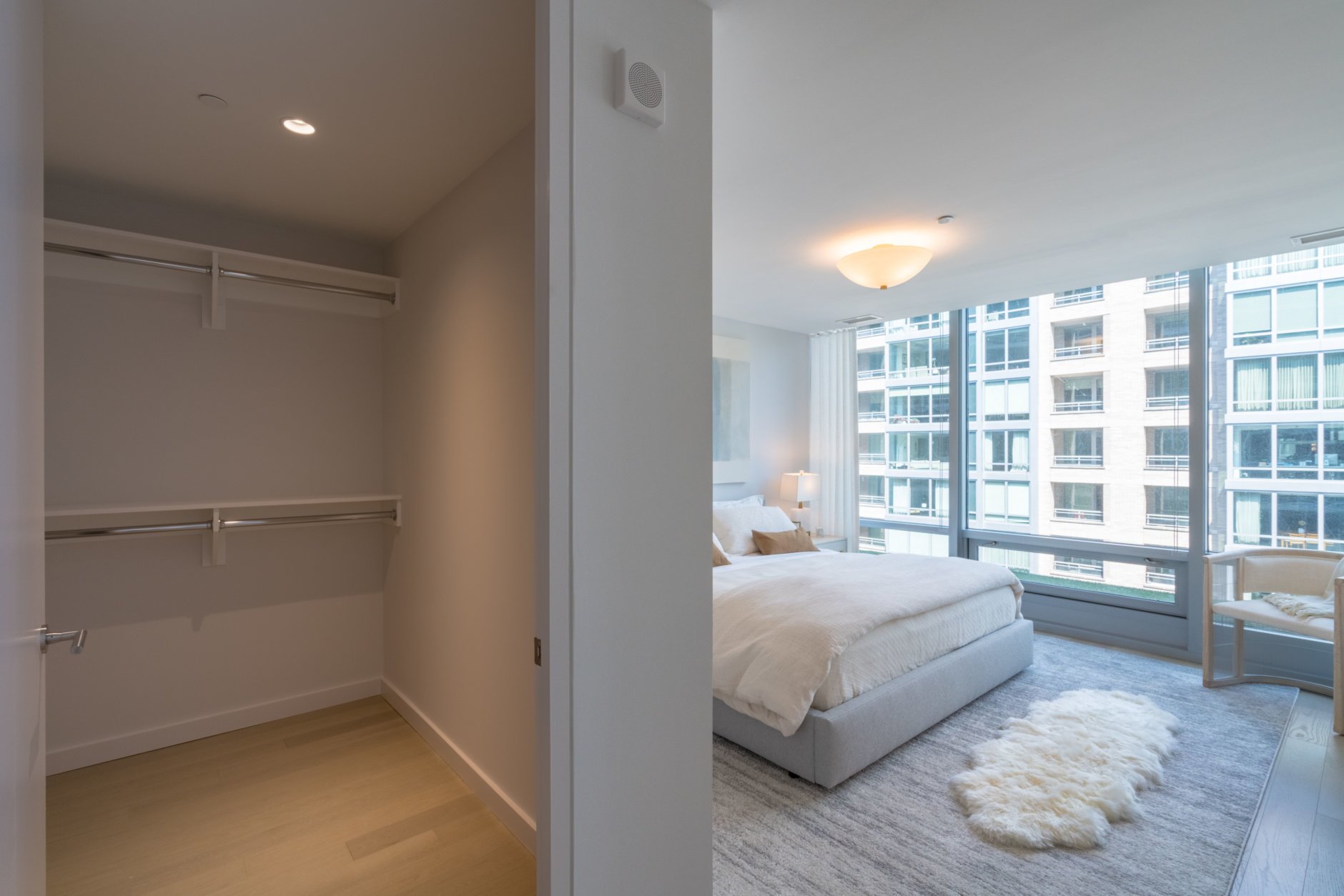 Dormitorio y vestidor de la casa de la vicepresidenta de EEUU Kamala Harris en Washington