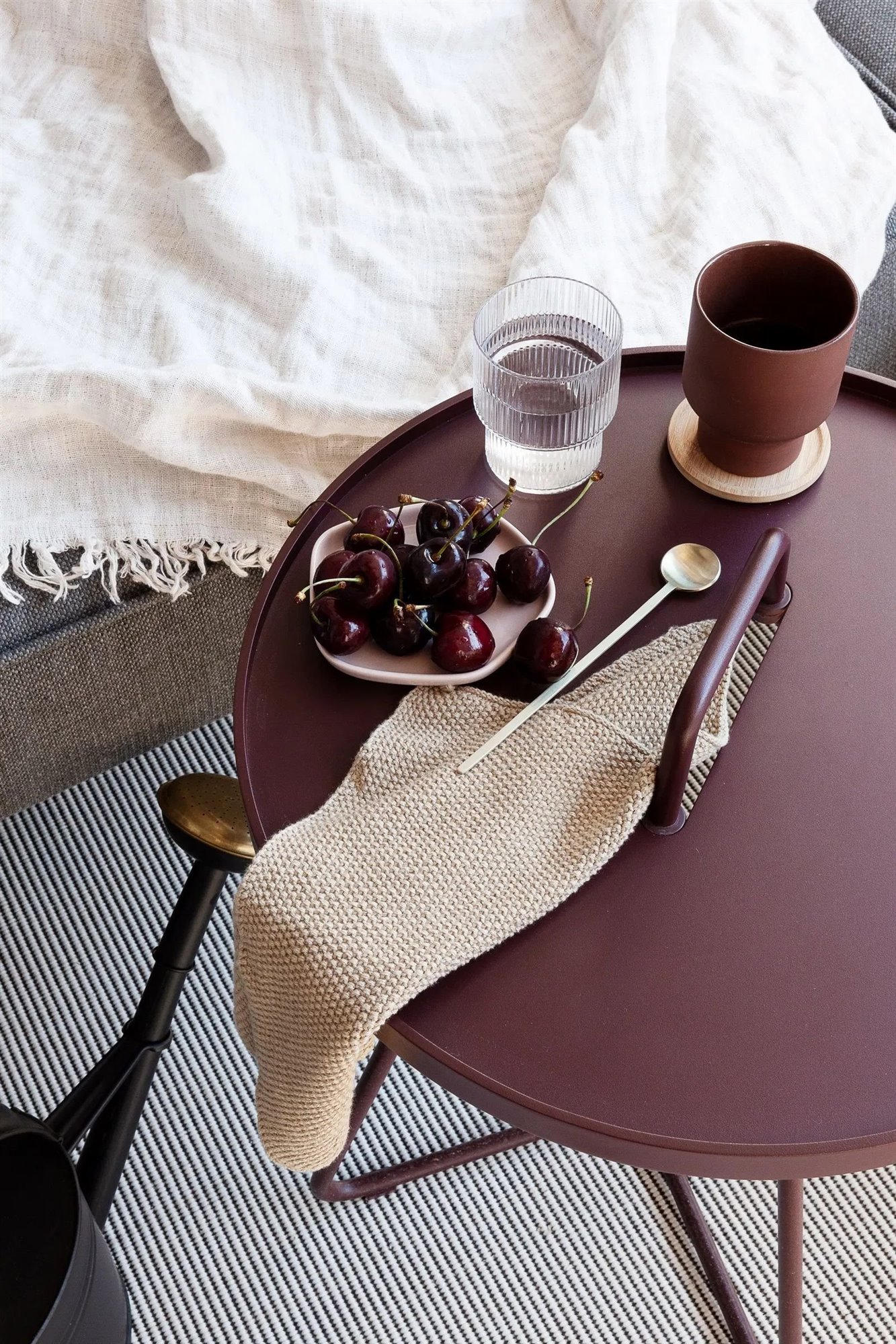 Mesa con cerezas y vasos de agua